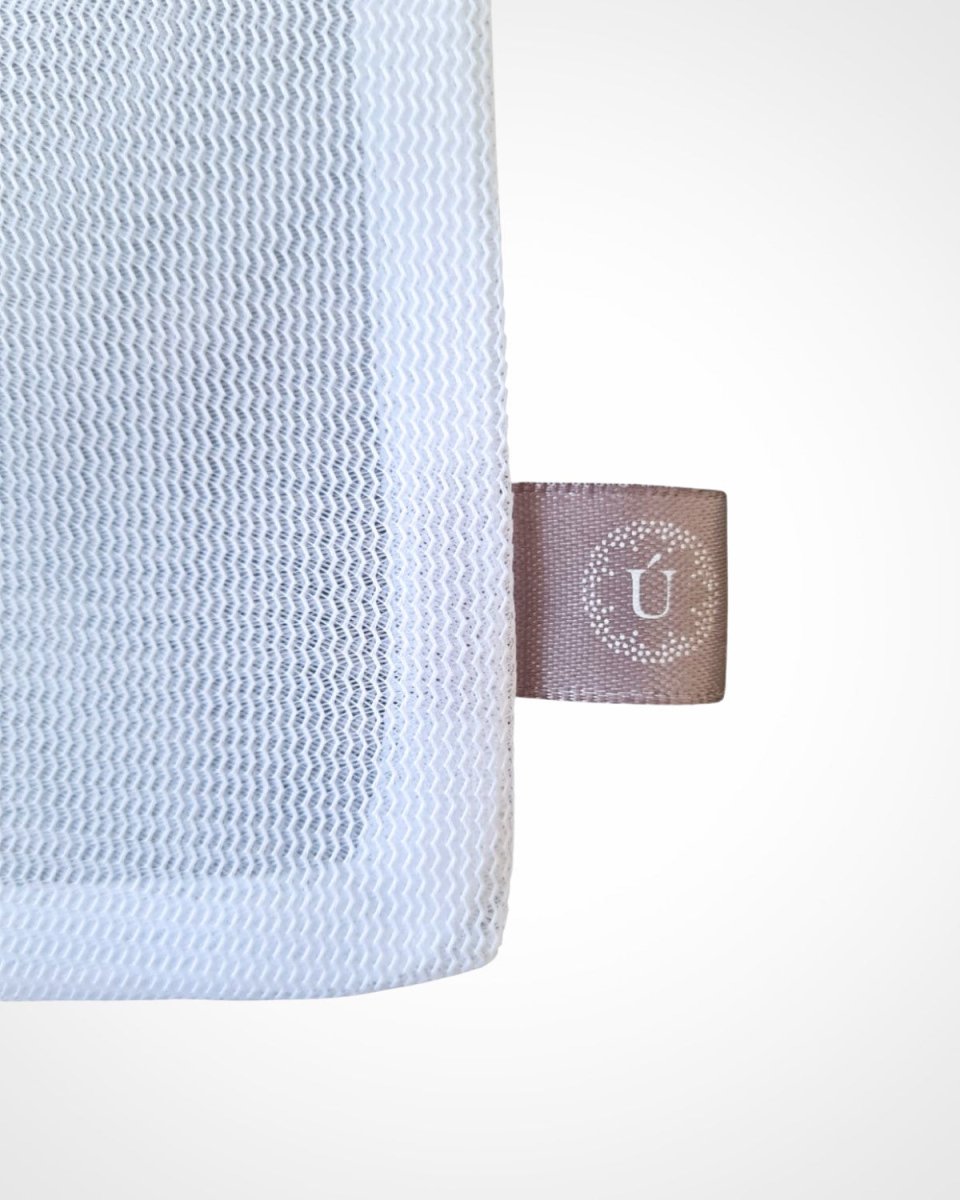 Bolsa de lavado para ropa delicada, Única Lingerie: detalle de la malla y etiqueta