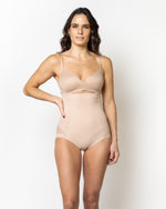 Calzón de control alto beige de compresión firme, Única Lingerie: modelo de frente