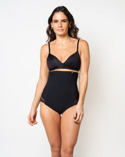 Calzón de control alto negro de compresión firme, Única Lingerie: modelo de frente