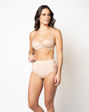 Calzón de control bajo beige de compresión media, Única Lingerie: modelo de frente