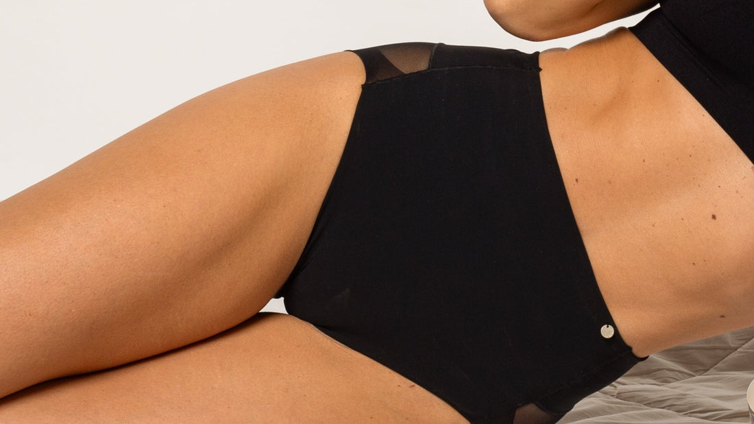Mujer recostada con calzón de control negro