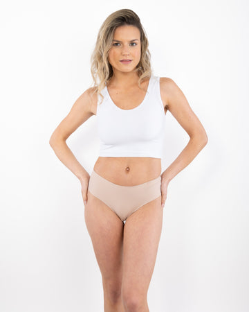 Calzón pantaleta culotte invisible beige de microfibra Silkdry Flex, Única Lingerie: modelo de frente
