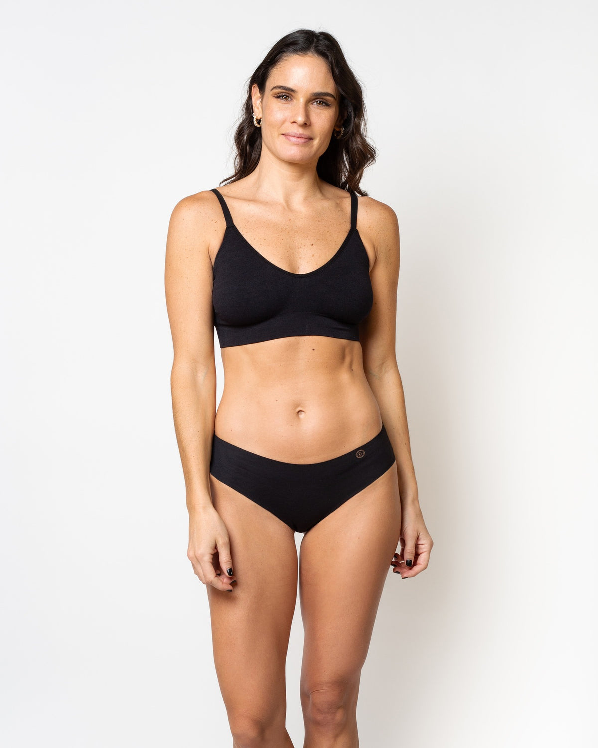 Calzón pantaleta invisible negro de algodón Ultraflex, Única Lingerie: modelo de frente