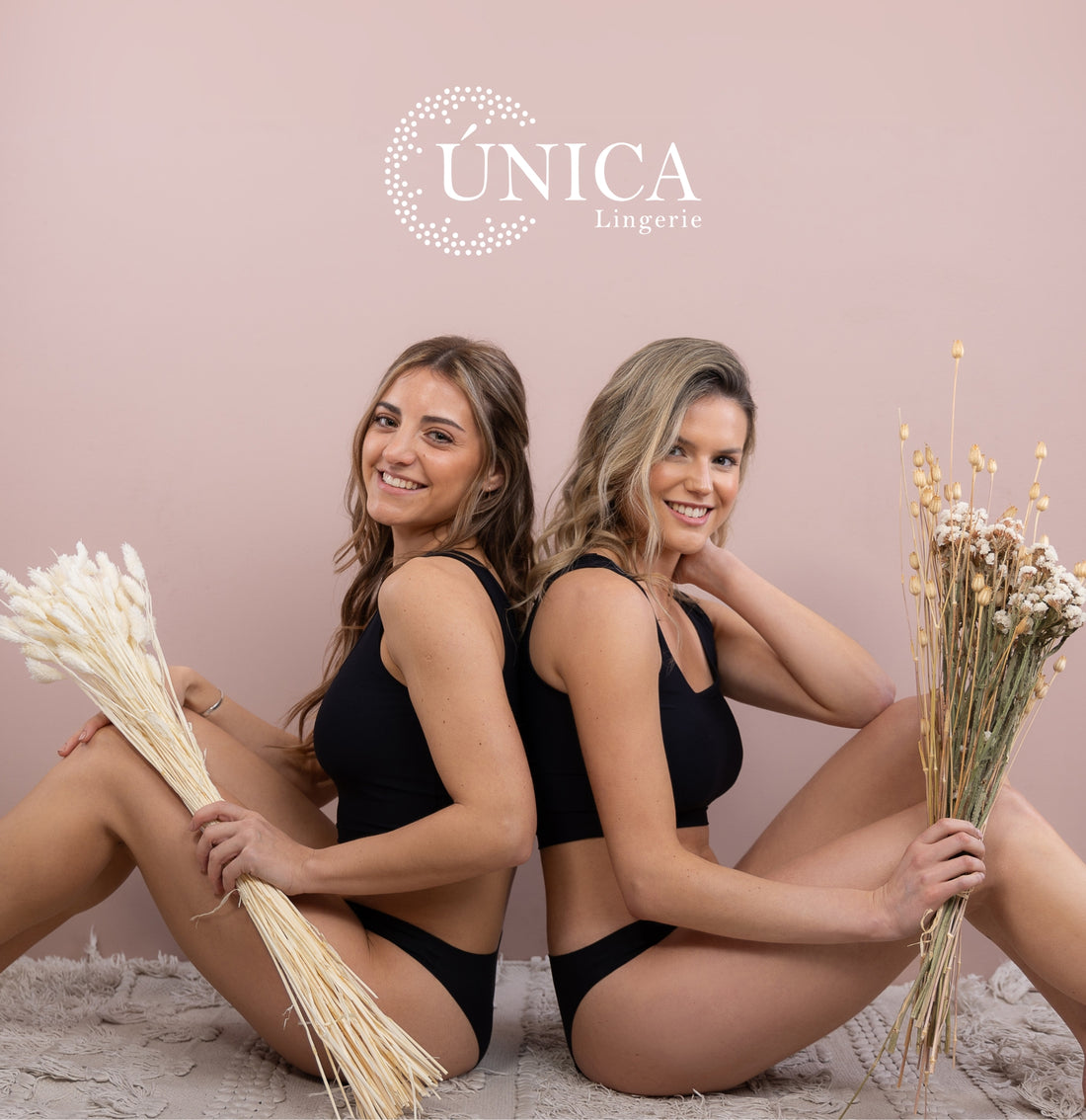 Dos mujeres con ropa interior negra de Única Lingerie